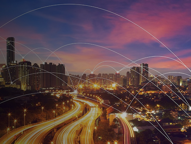 Großstadt in der Dämmerung mit Straße und abstrakten Mobilfunknetzen