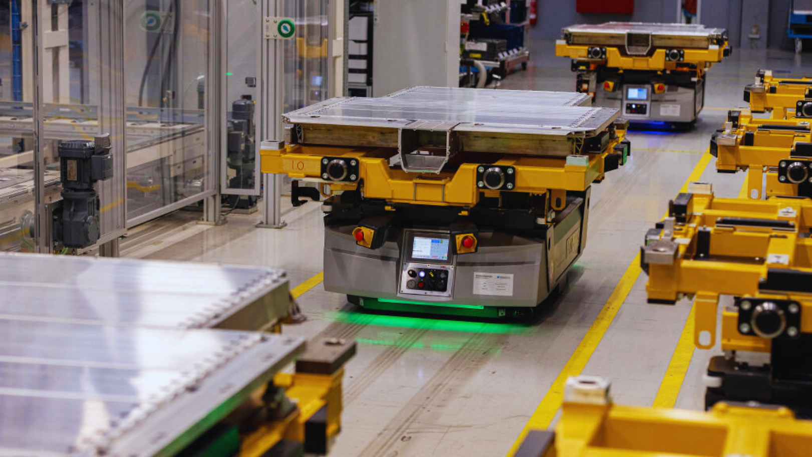 Roboter in einer Fabrikhalle