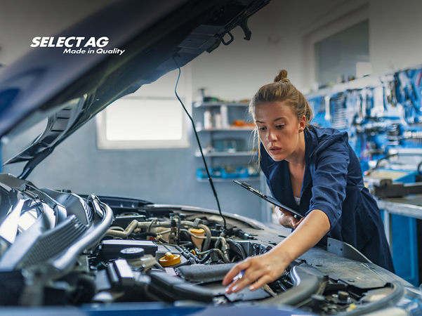 Logo von Select AG vor einer Werkstattmitarbeiterin die eine Servicearbeiten durchführt