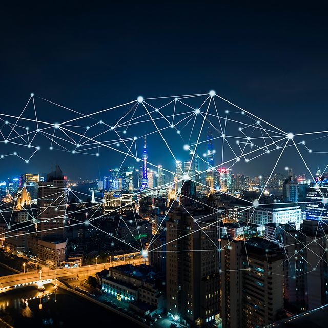 Stadtansicht mit abstraktem Datennetz