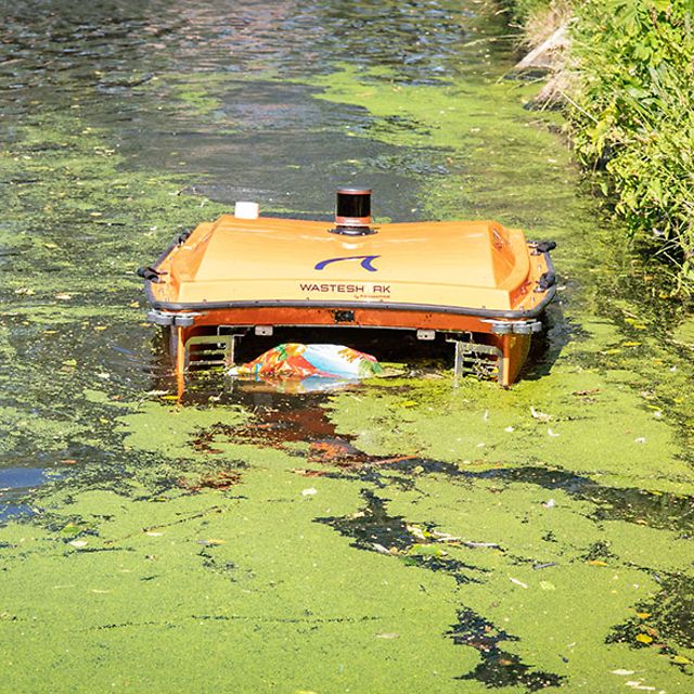WasteShark von RanMarine sammelt Plastikmüll und Algen von der Wasseroberfläche.