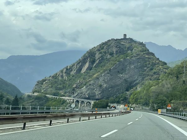 Die Autobahn Richtung Mont Blanc führt in einen Tunnel unter einem