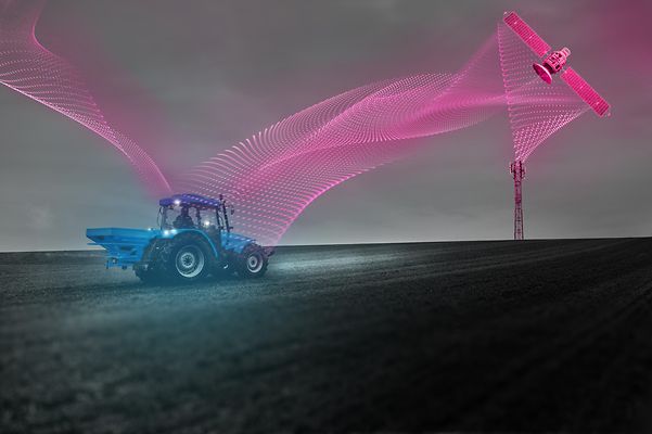 Traktor auf einem Feld mit abstrakten Netzlinien in Magenta.