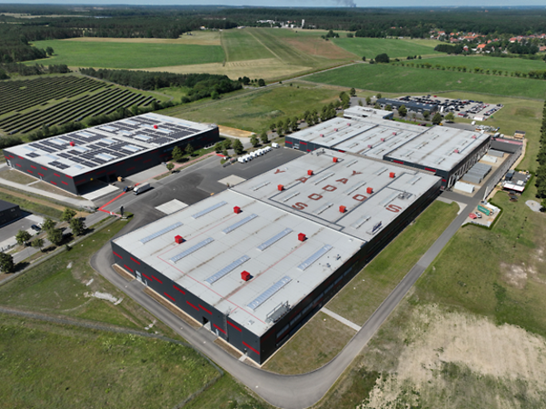 Betriebsgelände von YADOS mit Produktionshallen