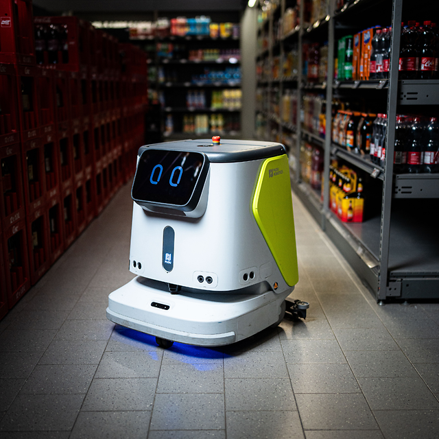 Autonomer Reinigungsroboter in einem Supermarkt
