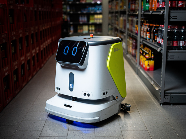 Autonomous cleaning robot in a supermarket