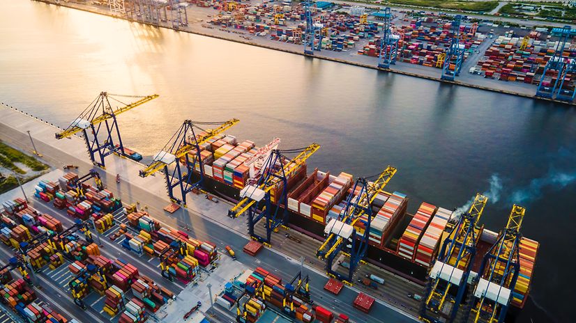 Utsikt uppifrån: Containerhamn med några traverskranar