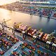 Utsikt uppifrån: Containerhamn med några traverskranar