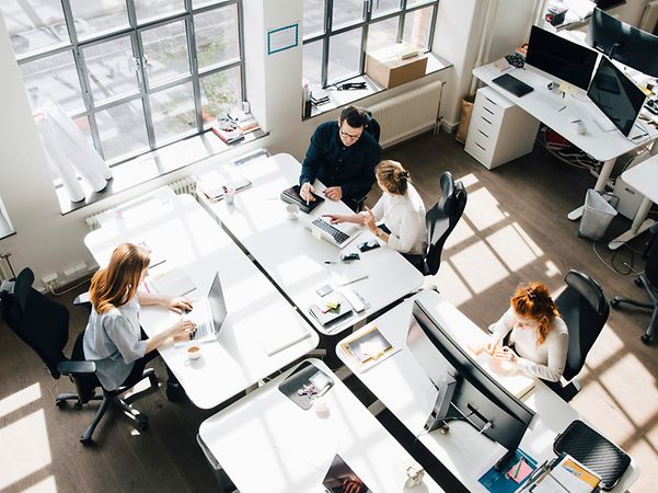 Utsikt uppifrån över ett fullsatt kontor
