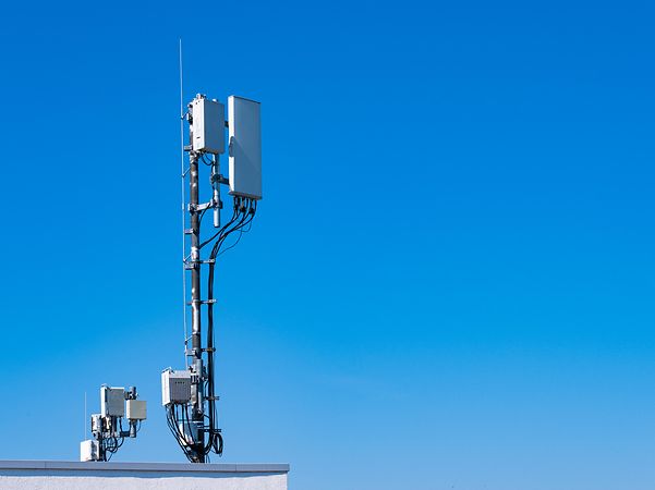 5G- och LTE-antennsystem på ett hustak – grunden för uppkopplad mobilitet.