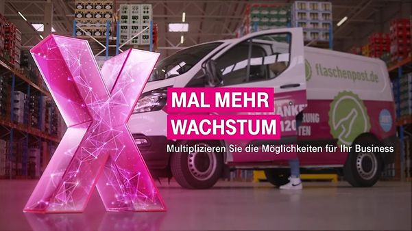 En skåpbil med reklam för flaschenpost står parkerad vid ett lager