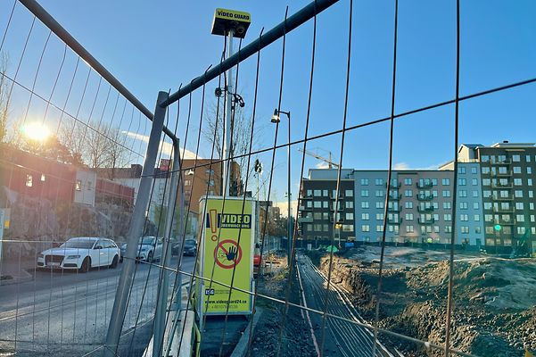 Bild på en byggarbetsplats med en skylt med texten ”Tillträde förbjudet”