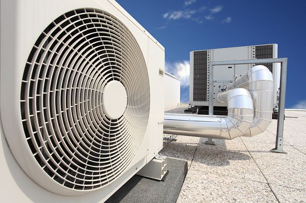 Primer plano de una gran unidad de aire acondicionado en una azotea.