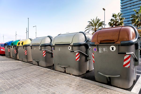 Fila de contenedores de residuos para el reciclaje y la gestión de residuos en la ciudad.