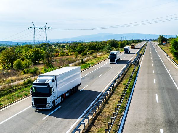 Camiones en la autopista, con el apoyo de Telekom IoT para una gestión eficiente y conectada de la flota.
