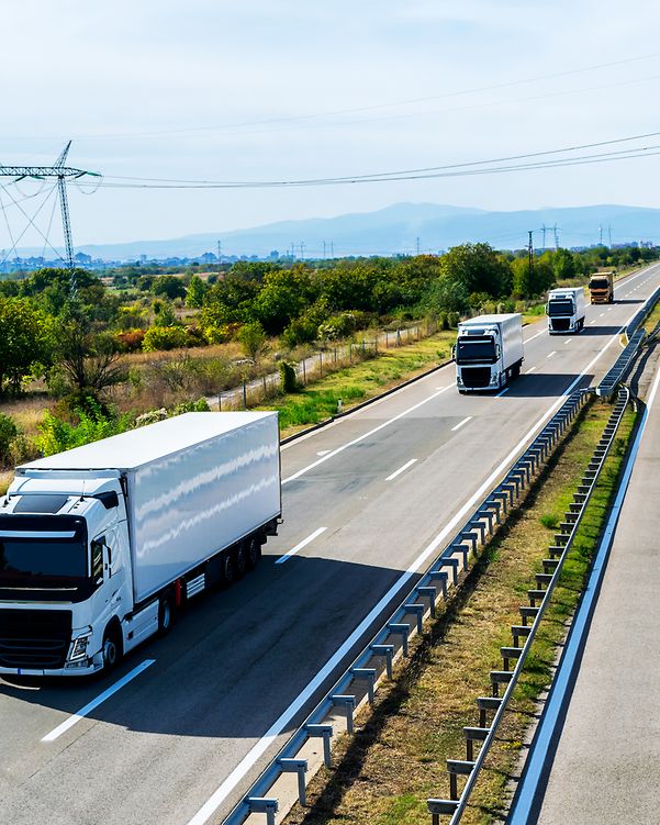 Camiones en la autopista, con el apoyo de Telekom IoT para una gestión eficiente y conectada de la flota.