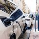 Coche eléctrico enchufado en una estación de recarga