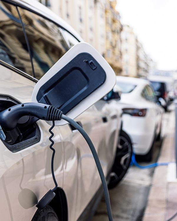 Coche eléctrico enchufado en una estación de recarga