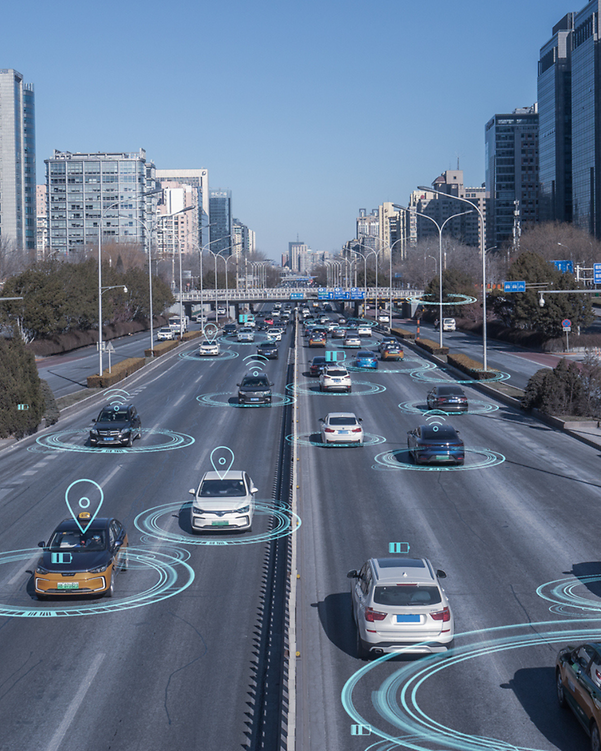 Autopista con vehículos conectados y símbolos digitales que representan la conectividad.