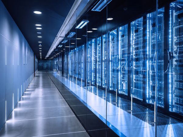 «Un moderno centro de datos con racks de servidores iluminados en azul: la base para el edge computing y el IoT».