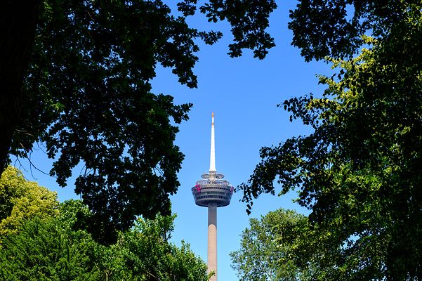 La Deutsche Funkturm en medio de los árboles