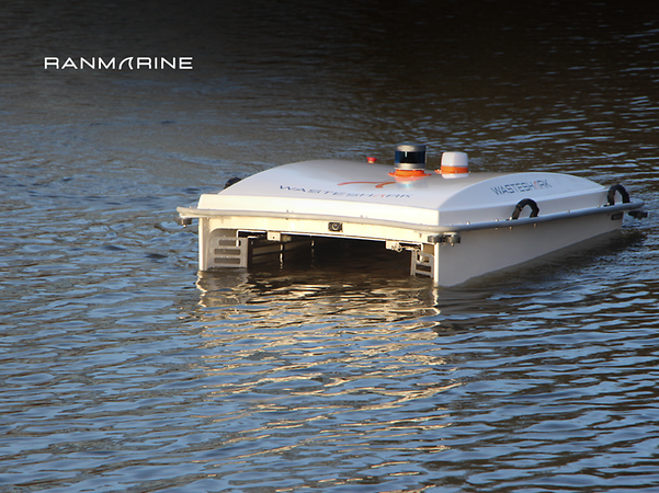 El WasteShark de RanMarine recoge residuos plásticos y algas de la superficie del agua.