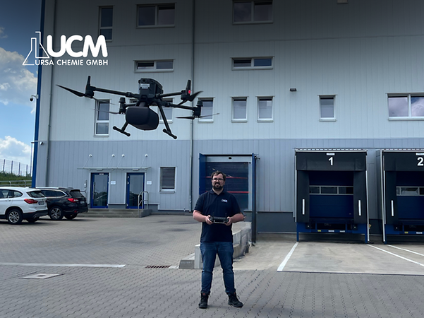 Un hombre hace volar un dron en las instalaciones de Ursa Chemie