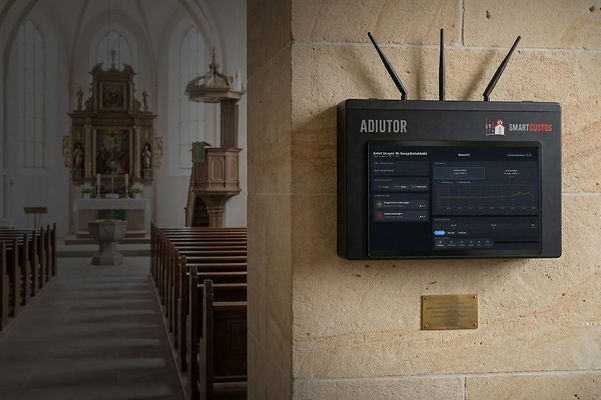 Kircheninnenraum mit einem digitalen IoT-Gerät an der Steinwand.