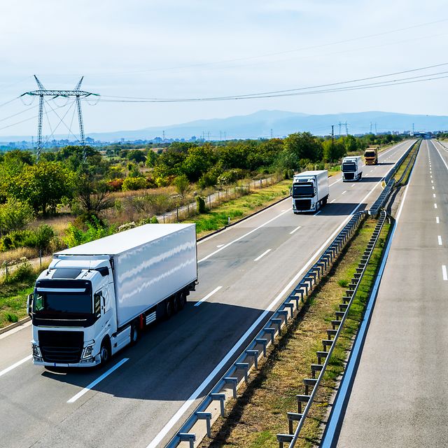 LKWs auf der Autobahn, unterstützt durch Telekom IoT für effizientes und vernetztes Flottenmanagement.