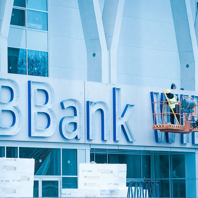 Installation der Logos am Karlsruher Wildpark-Stadion © Declaro GmbH