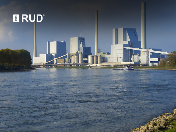 Logo von RUD vor einem Kraftwerk am Fluss