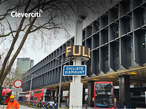 Logo von Cleverciti vor einem Parkhaus mit Parkanzeige „Full“ und roten Bussen