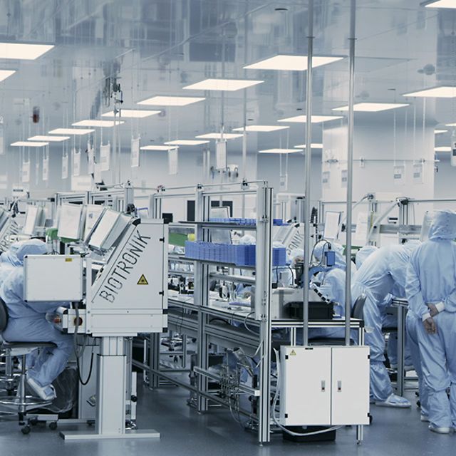 Forscher arbeiten im Labor von Biotronik