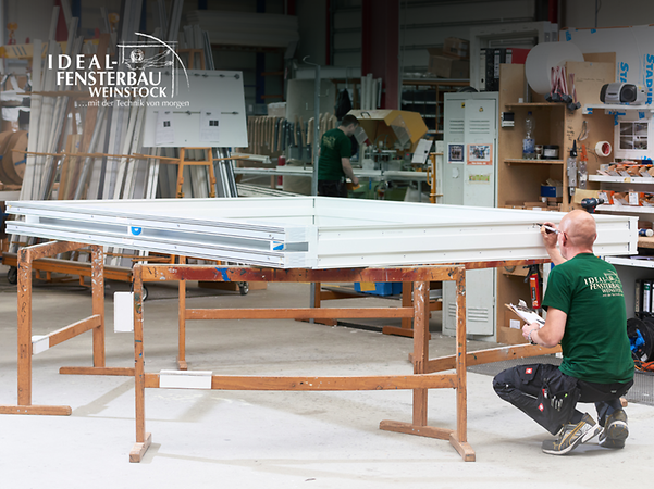 Mitarbeiter von IDEAL bei der Arbeit