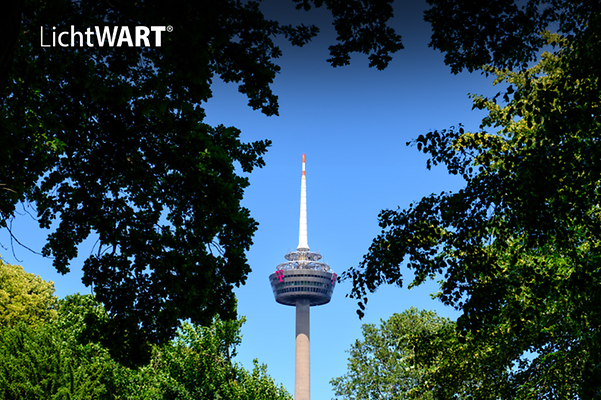 Deutsche Funkturm umrahmt von Bäumen