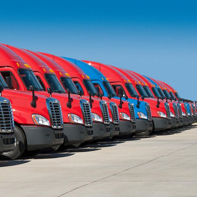 LKW-Flotte auf einem Parkplatz