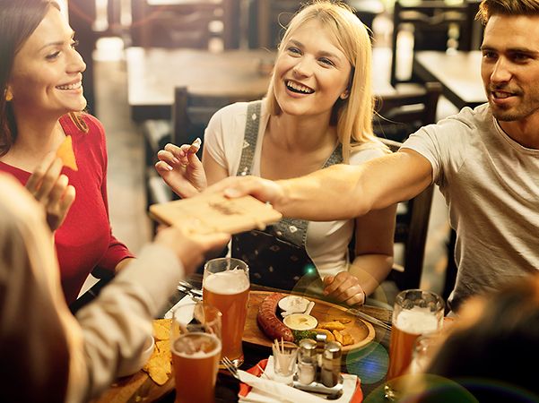 Gruppe junger Menschen in einem Restaurant