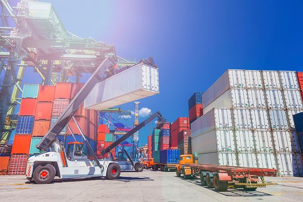 Containerstapler platziert Container auf einem Transport-LKW