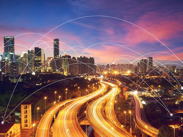 Abstrakte Linien und Punkte verbinden sich in einer Stadt bei Nacht