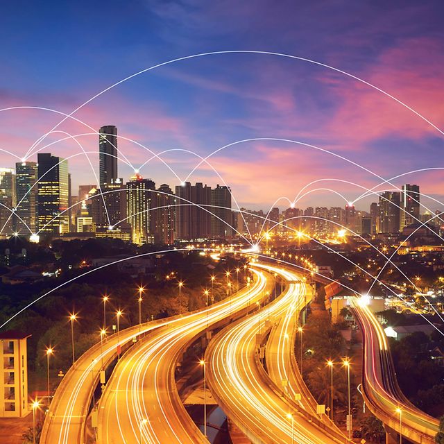 Abstrakte Linien und Punkte verbinden sich in einer Stadt bei Nacht