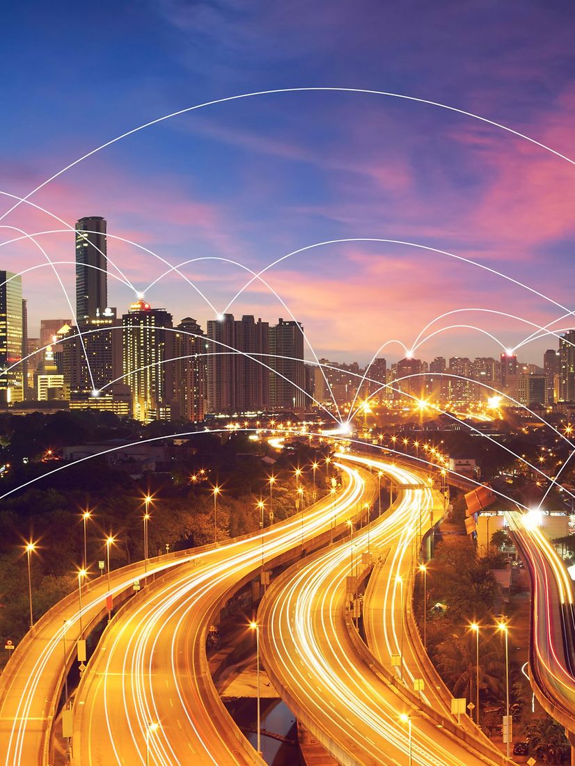 Abstrakte Linien und Punkte verbinden sich in einer Stadt bei Nacht