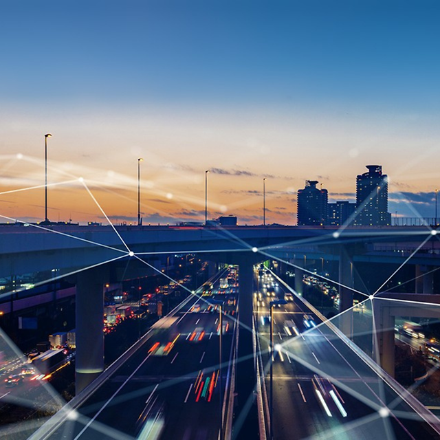 Abstrakte Linien und Punkte verbinden sich über einer Autobahn bei Nacht