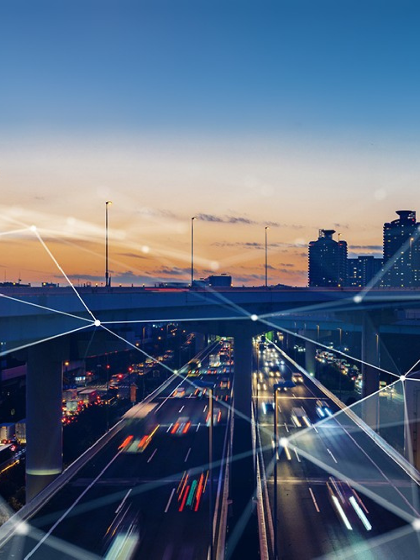 Abstrakte Linien und Punkte verbinden sich über einer Autobahn bei Nacht