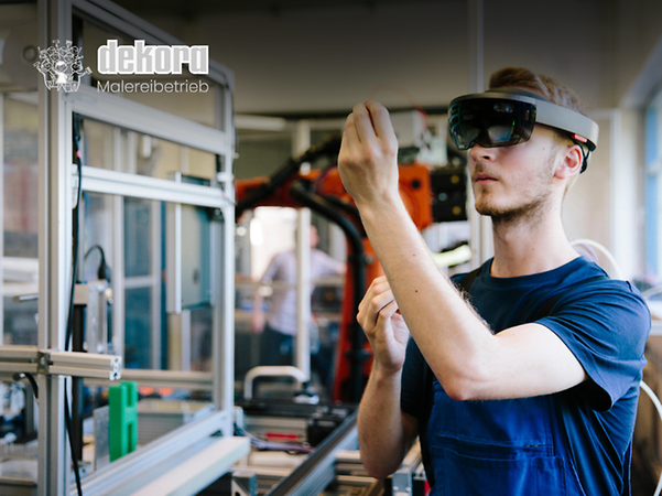Handwerker mit AR-Brille arbeitet an einer Maschine.