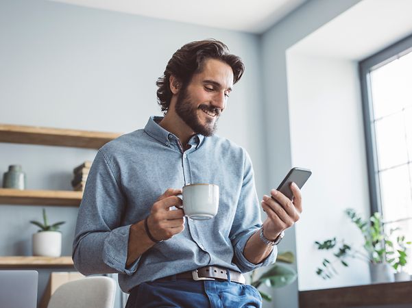 Ein Mitarbeiter nutzt die individuelle Gebäudesteuerung auf seinem Smartphone