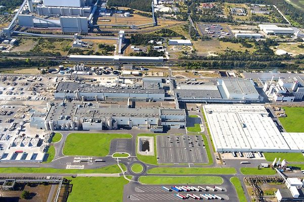 Industriekomplex mit verschiedenen Gebäuden