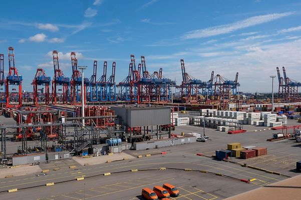 Containerhafen mit Kränen