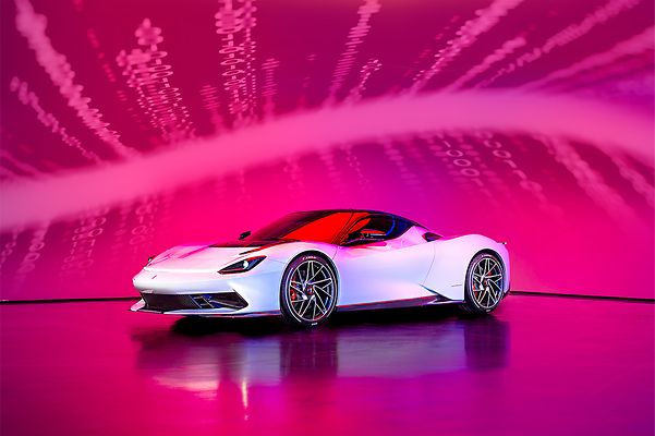 Der Super-Sportwagen Battista von Pininfarina vor magentafarbenem Hintergrund