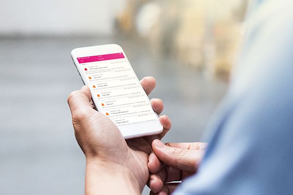 Hand hält Smartphone