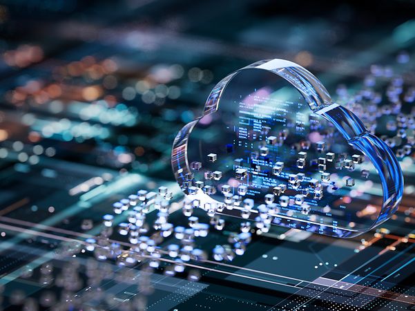 Abstrakte Darstellung einer Festplatte mit glasartiger Cloud.